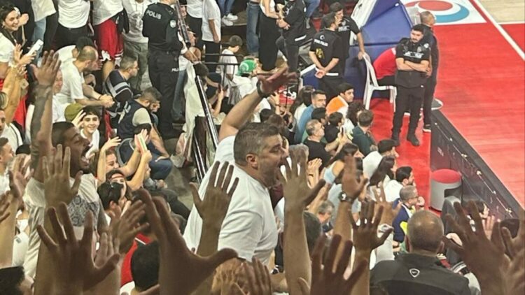 Karşıyaka Başkanı Tusder tribüne çıktı: Taraftarla birlikte tezahürat yaptı