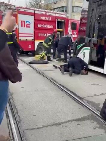 İzmit'te feci kaza: Tramvayın çarptığı 2 kişiden biri yaralandı, diğeri hayatını kaybetti