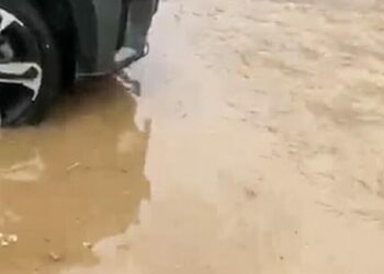 Datça'da sağanak nedeniyle yollar göle döndü
