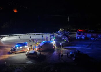 Otomobil ile hafif ticari araç kafa kafaya çarpıştı: 5 yaralı