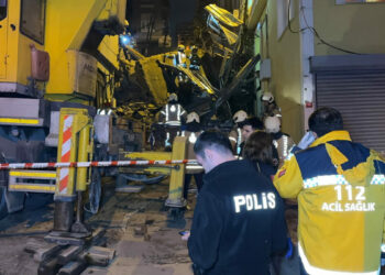 Beyoğlu'nda 5 katlı metruk bina çöktü -1