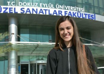 Konuşmaya başlamadan resim yapmayı öğrenen otizmli Eylül, Güzel Sanatlar Fakültesi'ne başladı