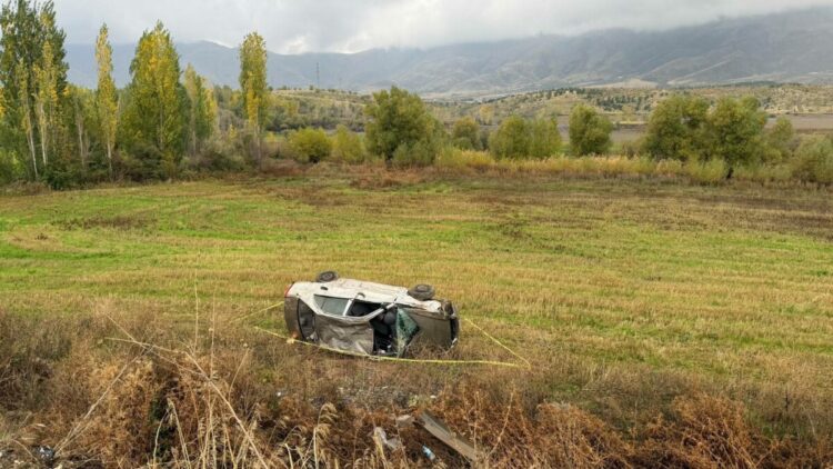 Malatya'da otomobil şarampole devrildi; 2 yaralı