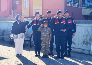 Jandarmadan Alparslan'a sürpriz ziyaret; hayalindeki devriyeye çıktı, dron uçurdu