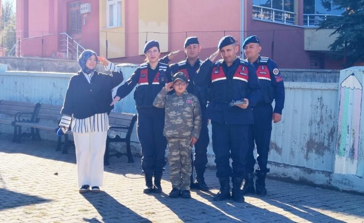 Jandarmadan Alparslan'a sürpriz ziyaret; hayalindeki devriyeye çıktı, dron uçurdu