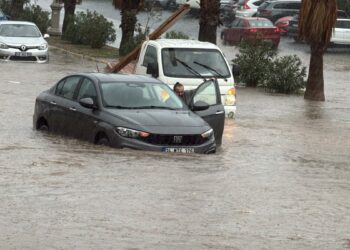 Bodrum’da sağanak; cadde ve sokaklar göle döndü, araçlar yolda kaldı