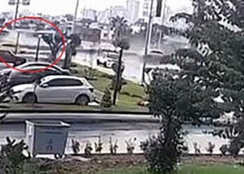 Otomobilin direğe çarptığı, sürücünün öldüğü kaza kamerada