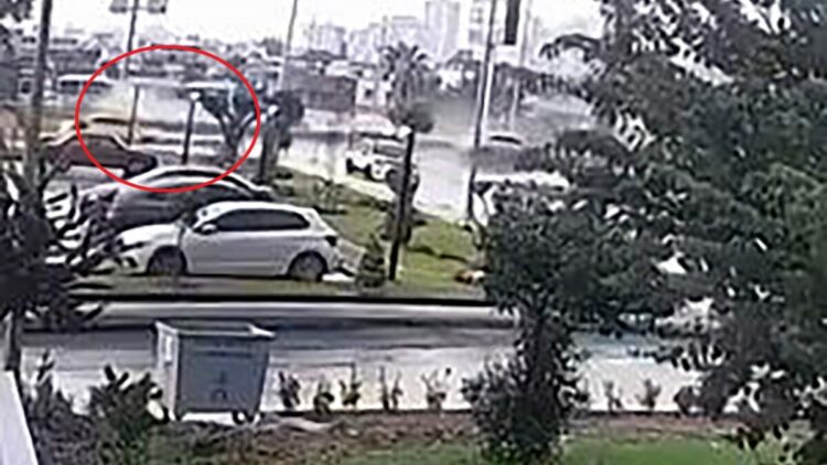 Otomobilin direğe çarptığı, sürücünün öldüğü kaza kamerada
