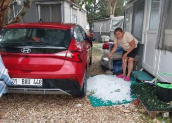 Mersin'de dolu yağdı