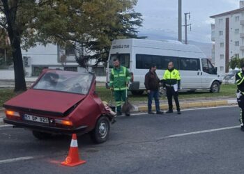 Minibüs ile çarpışan otomobil ikiye bölündü