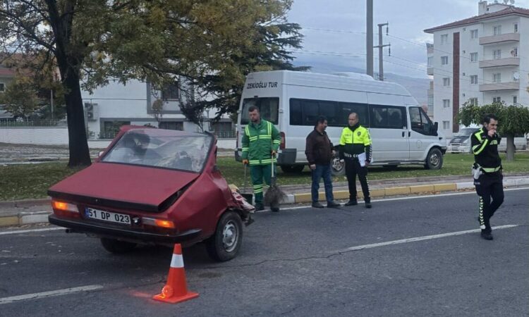 Minibüs ile çarpışan otomobil ikiye bölündü