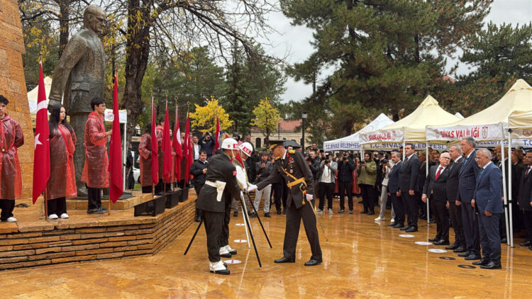 Sivas’ta çelenk töreni öncesi sağanak bastırdı