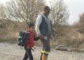Özel gereksinimli oğlunu her gün sırtında taşıyıp ırmaktan geçiriyor