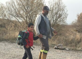 Özel gereksinimli oğlunu her gün sırtında taşıyıp ırmaktan geçiriyor