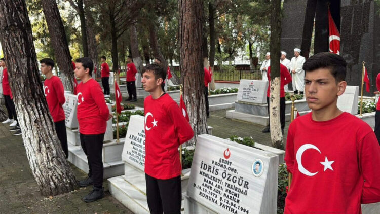 Trakya'da Cumhuriyet Bayramı kutlamaları başladı: Lise öğrencileri, şehitlerin kabirlerini ziyaret etti