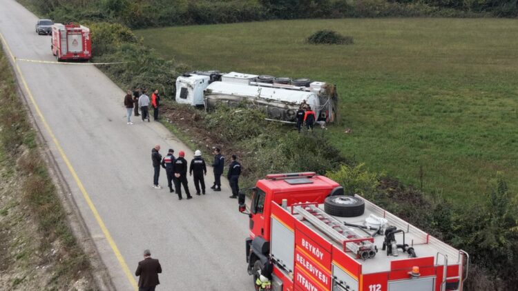 Akaryakıt yüklü tanker devrildi, OSB yolu trafiğe kapatıldı