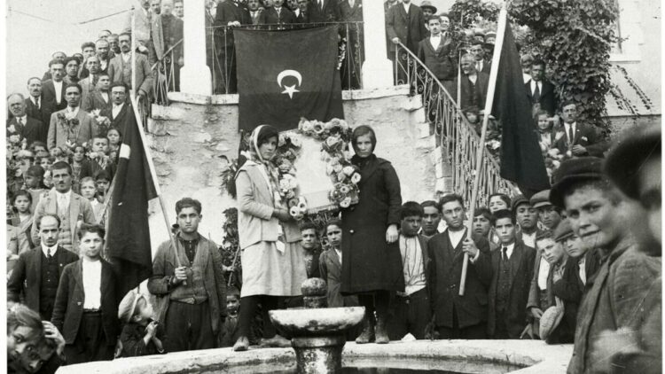Demirci'de 98 yıl önceki Cumhuriyet karesi yeniden canlandırıldı