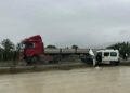 TIR ile hafif ticari araç kafa kafaya çarpıştı: 1 ölü, 1 ağır yaralı