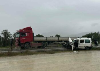 TIR ile hafif ticari araç kafa kafaya çarpıştı: 1 ölü, 1 ağır yaralı