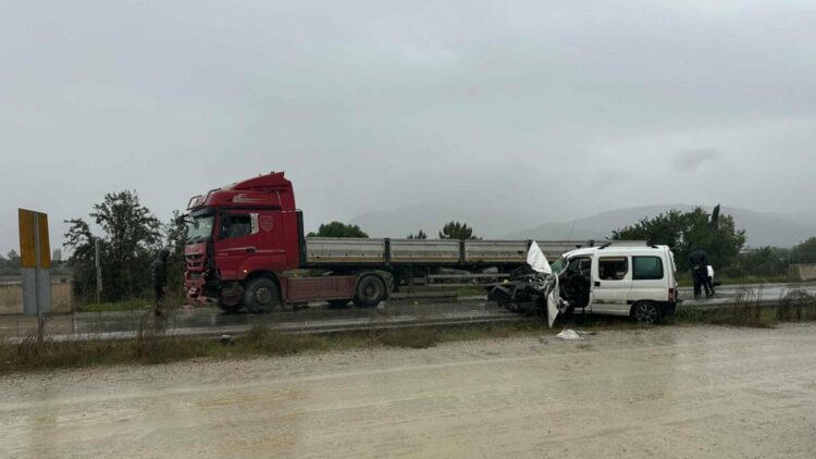 TIR ile hafif ticari araç kafa kafaya çarpıştı: 1 ölü, 1 ağır yaralı