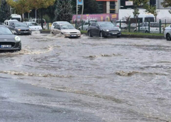 Malatya'da sağanak nedeniyle yollar göle döndü