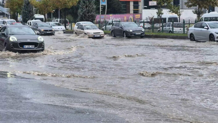 Malatya'da sağanak nedeniyle yollar göle döndü