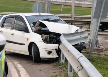 Bariyerlere çarpan otomobilin sürücüsü yaralandı