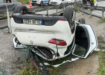 Eyüpsultan'da bariyerleri aşan otomobil devrildi: 3 yaralı