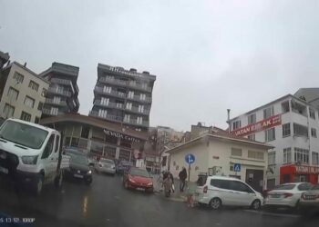 Arnavutköy'de hafif ticari aracın çarptığı çocuk yaralandı