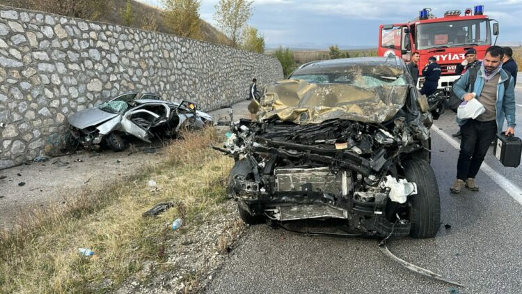 Çorum-Yozgat kara yolunda feci kaza! Otomobil ile cip çarpıştı: 4 ölü, 2 yaralı
