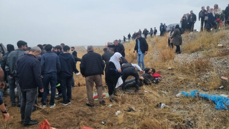3 aracın karıştığı kazada 1 polis şehit oldu 11 kişi yaralandı