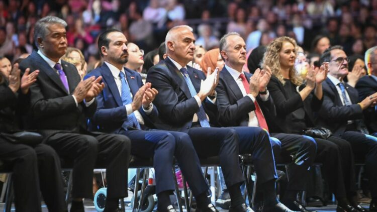 Ersoy: Farklı coğrafyalardan yükselen sesler, cumhuriyetimizin coşkusunda birleşti