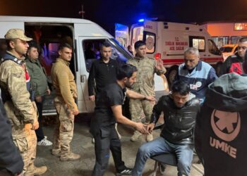 Hakkari’de kaçak göçmenleri taşıyan minibüs dereye yuvarlandı: 20 yaralı
