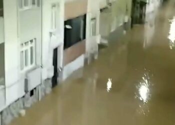 Çanakkale Biga’da sağanak; cadde ve sokaklar göle döndü