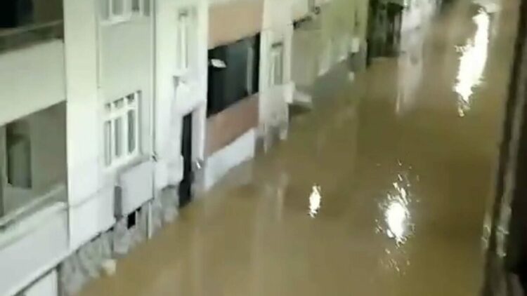 Çanakkale Biga’da sağanak; cadde ve sokaklar göle döndü