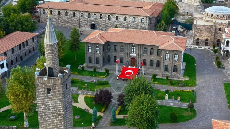 Tarihi İçkale’de 54 metrekarelik Türk bayrağıyla Cumhuriyet coşkusu