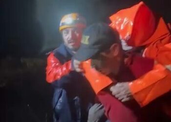Bursa’da kaybolan çift bulundu; ekipler yaşlı adamı sırtında taşıdı