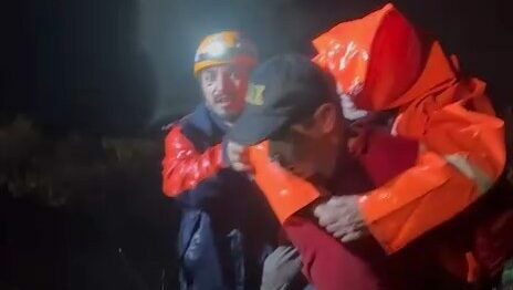 Bursa’da kaybolan çift bulundu; ekipler yaşlı adamı sırtında taşıdı