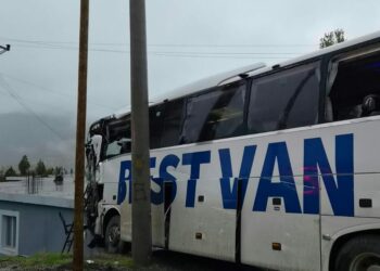 Yolcu otobüsü ile TIR çarpıştı; 1 ölü, 14 yaralı