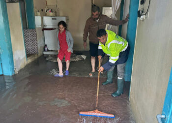 Mersin'de sağanak; ev ve iş yerlerini su bastı, yollar göle döndü
