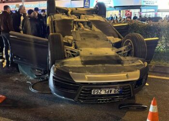 Otomobil, park halindeki araçlara çarpıp takla attı; 2 yaralı