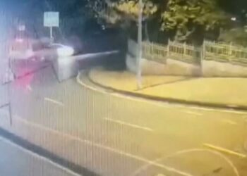Taksim'de kaza sonrası servis şoförünü alıkoyup 80 bin lirasını gasbettiler