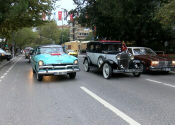 Kadıköy'de klasik otomobillerle Cumhuriyet Bayramı korteji