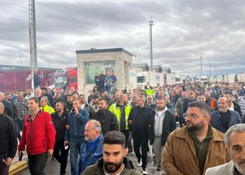TIR şoförleri, Schengen vizesi sürecinde yaşadıkları sorunları dile getirmek için kontak kapattı