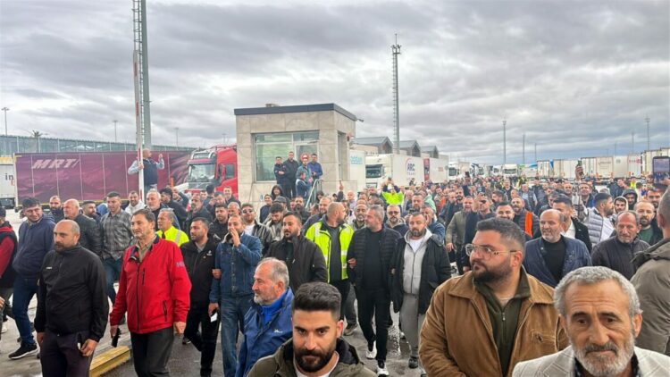TIR şoförleri, Schengen vizesi sürecinde yaşadıkları sorunları dile getirmek için kontak kapattı