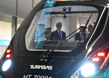 Bakan Uraloğlu, Milli Hızlı Tren'i test etti