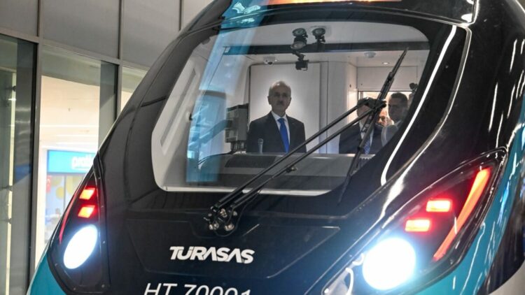 Bakan Uraloğlu, Milli Hızlı Tren'i test etti