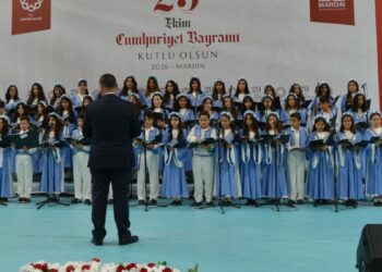 Mardin'de Cumhuriyet coşkusu; çocuk korosundan 4 dilde 'Yar Sabiha' türküsü