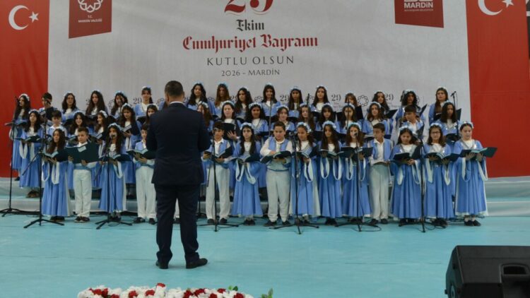 Mardin'de Cumhuriyet coşkusu; çocuk korosundan 4 dilde 'Yar Sabiha' türküsü