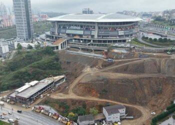 Kağıthane'de selde kayan toprak kaldırılıyor / Havadan görüntü